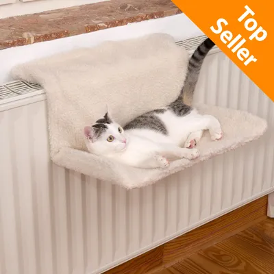 Mensola in tessuto beige per termosifone con gatto sdraiato sopra, angolo arancione in alto a destra con testo: Top Seller