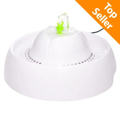 Fontanella bianca per animali con getto d'acqua centrale e inserto verde, etichetta arancione in alto a destra con testo 'Top Seller'. Fontanella bianca per animali con getto d'acqua centrale e inserto verde, etichetta arancione in alto a destra con testo 'Top Seller'.