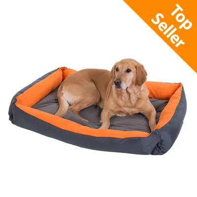 Cane sdraiato su una cuccia rettangolare imbottita in tessuto grigio e arancione. In alto a destra, etichetta arancione con testo: Top Seller.