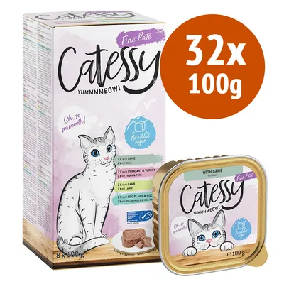 Confezione e vaschetta di paté per gatti Catessy Fine Paté, 32 x 100 g. Testo visibile: 'No added sugar', vari gusti elencati in inglese, illustrazione di gatto sul packaging.