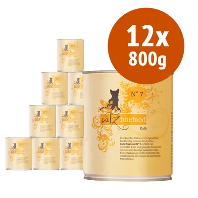 12 lattine da 800 g di Catz finefood N°7 Kalb, confezione visibile con etichetta arancione e silhouette di gatto. Testo in tedesco sull'etichetta. 12 lattine da 800 g di Catz finefood N°7 Kalb, confezione visibile con etichetta arancione e silhouette di gatto. Testo in tedesco sull'etichetta.