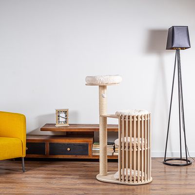 Kratzbaum aus Holz mit zwei gepolsterten Liegeflächen und Sisal-Kratzsäule, modernes Design für Innenräume.