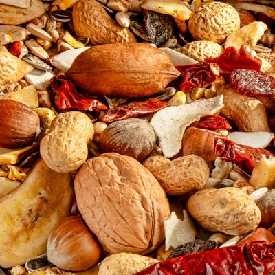 Versele-Laga Prestige Tropical Finches, mangime per uccelli tropicali, 100% Pure Nature, confezione con due specie di uccelli esotici raffigurate.