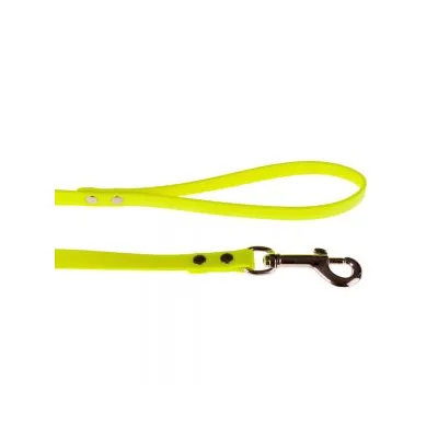 Guinzaglio per cani in materiale sintetico giallo fluo con moschettone metallico e maniglia, dettagli con rivetti visibili.