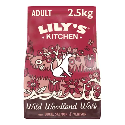 Lily's Kitchen Adult kutyatáp, 2,5 kg, Wild Woodland Walk ízesítés kacsával, lazaccal és vadhússal. Csomagolás virágokat és kutyát ábrázol erdei tájon.