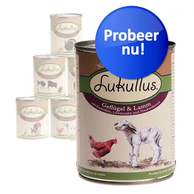 Blik Lukullus hondenvoer, variant Geflügel & Lamm, 400 g. Op het blik staan een kip en een lam. Blauwe cirkel met tekst: Probeer nu! Andere Lukullus varianten op de achtergrond.
