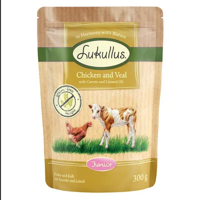 Lukullus Junior pui și vițel cu morcov și ulei de in, 300g. Rețetă fără cereale. Ambalajul prezintă pui și vițel pe o pajiște.
