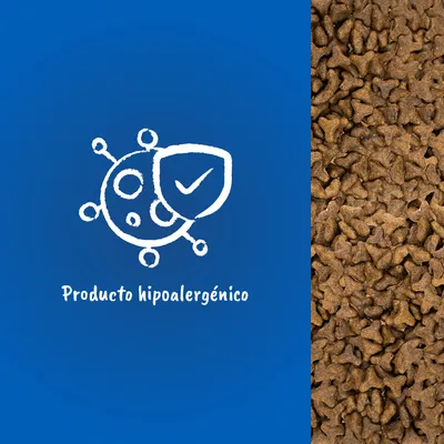 Producto hipoalergénico. Texto y símbolo de escudo con marca de verificación sobre fondo azul junto a croquetas marrones de pienso para mascotas.