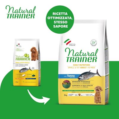 Due confezioni di crocchette per cani Natural Trainer Small & Toy Adult con tonno, testo visibile: 'Ricetta ottimizzata, stesso sapore', 2 kg, immagini di cane e tonno sulle confezioni.