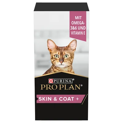 Purina Pro Plan Skin & Coat+ pour chat, texte visible : MIT OMEGA-3&6 UND VITAMIN E. Emballage avec photo de chat. Purina Pro Plan Skin & Coat+ pour chat, texte visible : MIT OMEGA-3&6 UND VITAMIN E. Emballage avec photo de chat.