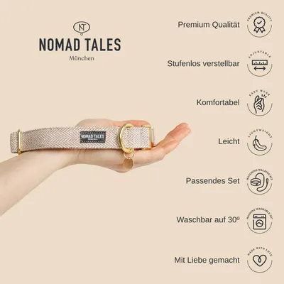 Collier beige Nomad Tales München tenu en main, boucle dorée, texte allemand : Premium Qualität, Stufenlos verstellbar, Komfortabel, Leicht, Passendes Set, Waschbar auf 30°, Mit Liebe gemacht.
