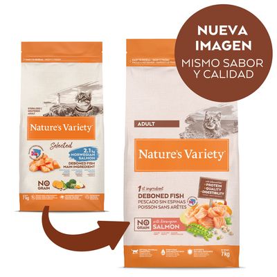 Dos sacos de pienso para gatos Nature's Variety, 7 kg, con salmón noruego. Texto: 'Nueva imagen, mismo sabor y calidad'. Sin cereales, pescado sin espinas como primer ingrediente.