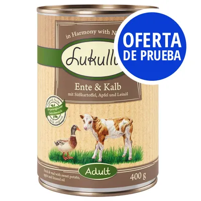 Lata de 400 g Lukullus Ente & Kalb, texto en alemán e inglés, etiqueta Adult, círculo azul con texto OFERTA DE PRUEBA. Imagen de pato y ternero en la etiqueta.