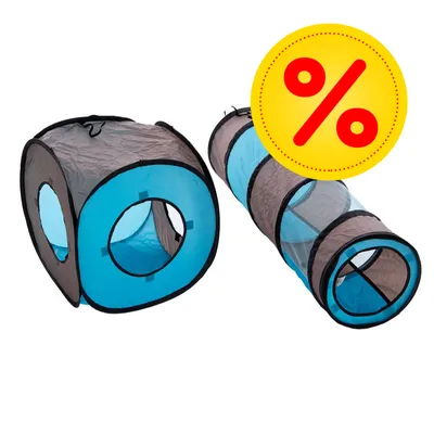 Set gioco per animali composto da cubo e tunnel in tessuto blu e grigio, simbolo di percentuale gialla con bordo rosso visibile in alto a destra.
