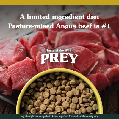 Teksti englanniksi: A limited ingredient diet. Pasture-raised Angus beef is #1. Taste of the Wild PREY. Taustalla raakaa naudanlihaa ja kulhossa nappuloita.