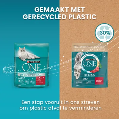 PURINA ONE Adult kattenvoer verpakking, tekst: gemaakt met gerecycled plastic, 30%, een stap vooruit in ons streven om plastic afval te verminderen.