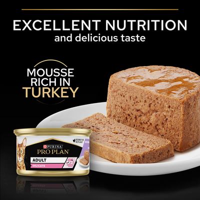 PURINA PRO PLAN ADULT DELICATE pulykahúsos mousse macskáknak konzerv, tálalva tányéron. Felirat: EXCELLENT NUTRITION and delicious taste, MOUSSE RICH IN TURKEY.