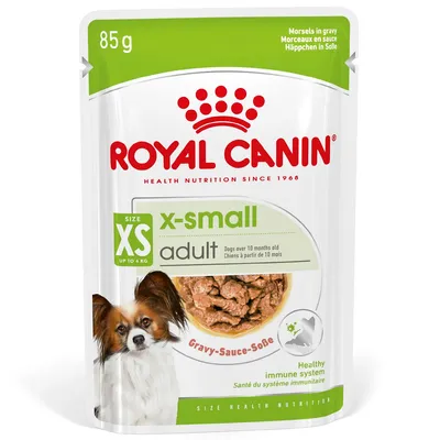 Royal Canin x-small adult hondenvoer in saus, 85 g. Voor honden tot 4 kg, vanaf 10 maanden. Tekst: Gravy-Sauce-Soße, Healthy immune system. Afbeelding van voer en kleine hond.