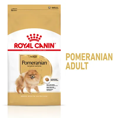 Embalagem de ração Royal Canin Adult Pomeranian, com imagem de um cão da raça Pomeranian e texto visível: 'Over 8 months old • A partir de 8 mois', 'POMERANIAN ADULT'. Embalagem de ração Royal Canin Adult Pomeranian, com imagem de um cão da raça Pomeranian e texto visível: 'Over 8 months old • A partir de 8 mois', 'POMERANIAN ADULT'.