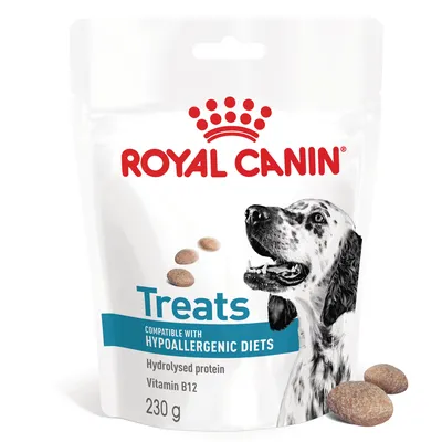 Royal Canin Treats, compatible with hypoallergenic diets, hydrolysed protein, vitamin B12, 230 g. Pussissa koiran kuva ja muutama herkkupala näkyvissä.