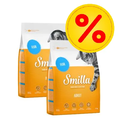 Två förpackningar Smilla Adult kattmat Fish, orange och vit design med bild på katt. Stor gul rabattikon med röd procenttecken synlig.