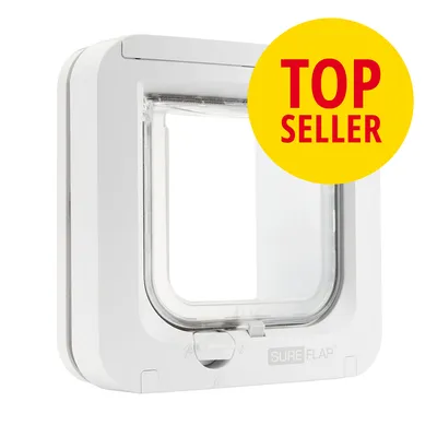 Hvid kattelem i plastik med synlig tekst: SUREFLAP. Gul cirkel med rød tekst: TOP SELLER. Hvid kattelem i plastik med synlig tekst: SUREFLAP. Gul cirkel med rød tekst: TOP SELLER.