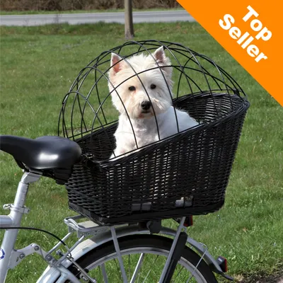 Sort cykelkurv i flet med metalgitter monteret bag på cykel, lille hund sidder i kurven. Orange hjørnefelt med teksten 'Top Seller'. Sort cykelkurv i flet med metalgitter monteret bag på cykel, lille hund sidder i kurven. Orange hjørnefelt med teksten 'Top Seller'.