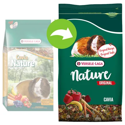 To poser Versele-Laga marsvinefoder: venstre 'Cavia Nature', højre 'Nature Original Cavia'. Grøn pil viser ændring af emballage. Synlige grøntsager og tekst: 'Original Recipe Original Taste'.