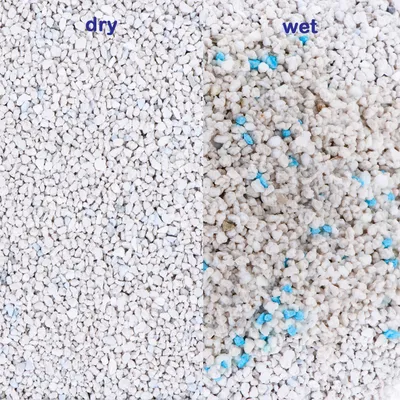 Vergelijking kattenbakvulling: links droog, rechts nat met zichtbare blauwe korrels. Tekst 'dry' en 'wet' bovenaan elk deel.