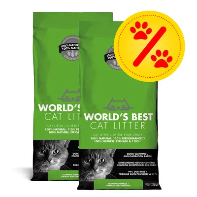 Zwei grüne Säcke World's Best Cat Litter mit Katzenmotiv, Aufdruck: 100% Natural, 110% Performance. Gelbes Rabattzeichen mit roten Pfotenabdrücken oben rechts.
