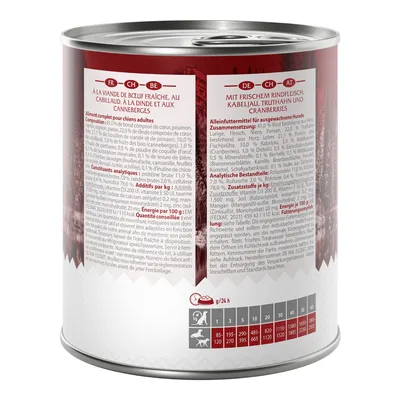 Boîte de nourriture pour chiens adultes, à la viande de bœuf fraîche, cabillaud, dinde et canneberges. Tableau de ration journalière visible selon le poids du chien. Texte en français et allemand.