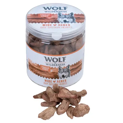 Wolf of Wilderness Wide Acres Freeze Dried 100% Chicken Hearts -kanaa sisältävä pakastekuivattu herkku, näkyvissä purkki ja irtopaloja