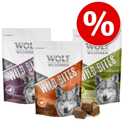 Пакети Wolf of Wilderness Wild Bites с надписи Grain Free Snack, Wide Acres, Green Fields и изображение на кубчета лакомства. Голям червен знак за процентна отстъпка.