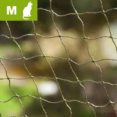 Ochranná síť z provázku, detail oka. V levém horním rohu zelené pole s písmenem M a siluetou kočky.