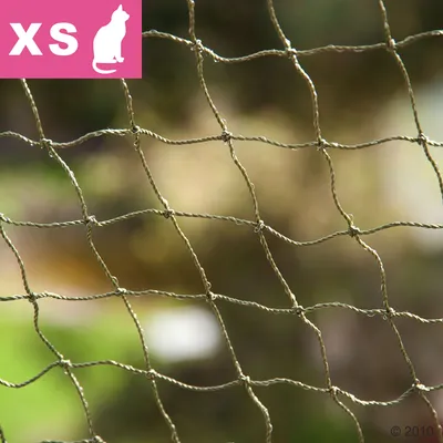 Siatka z tworzywa sztucznego, w lewym górnym rogu różowy prostokąt z białą sylwetką kota i napisem XS. Siatka z tworzywa sztucznego, w lewym górnym rogu różowy prostokąt z białą sylwetką kota i napisem XS.