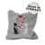 Coussin gris en tissu avec broderie de deux chats, un noir et un blanc, entourés de cœurs rouges. Texte visible : MADE IN GERMANY. Coussin gris en tissu avec broderie de deux chats, un noir et un blanc, entourés de cœurs rouges. Texte visible : MADE IN GERMANY.