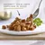 Gourmet Gold нежные кусочки в соусе, подаются на тарелке с вилкой и петрушкой. Описание продукта для кошачьего корма.