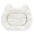 Ljus kattbädd i mjuk plysch, oval form med upphöjda kanter och två spetsiga hörn som liknar kattöron. Ingen synlig text eller varumärke.
