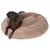 Hond liggend op een groot, rond hondenbed van beige stof. Geen merknaam of extra tekst zichtbaar.