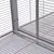 Detail van metalen traliewerk en bodem van een kooi, met horizontale en verticale staven zichtbaar. Materiaal: metaal.