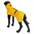 Cappotto giallo per cani con logo riflettente e chiusura regolabile, presentato su un modello di cane nero.
