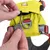 Gelbes Ruffwear-Geschirr mit Metallring und rotem Gurt. Hand hält Ruffwear-Marke mit Telefonnummer: 888-789-9932.