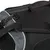 Détail d’un sac de transport noir et gris pour animaux, avec sangle réglable, mousqueton métallique et parties en tissu et maille visibles.