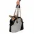 Draagtas met zwart-wit patroon en gouden kettinghengsels, hond zit erin. Hand houdt de tas vast.