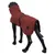 Une figurine de chien noire porte un manteau polaire marron avec un col montant et une fermeture latérale. Une figurine de chien noire porte un manteau polaire marron avec un col montant et une fermeture latérale.