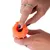 Una mano mostra come inserire uno snack in un gioco arancione.