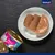 Vitakraft Poésie Mousse lazaccal és garnélával, felnyitott konzerv a fehér tányéron lévő adag mellett. Vitakraft Poésie Mousse lazaccal és garnélával, felnyitott konzerv a fehér tányéron lévő adag mellett.