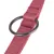 Close-up van een rood nylon band met zwarte metalen ring, geschikt voor halsbanden of tuigjes.