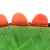 Plysmaterial i grøn med orange takker, detaljevisning af et legetøj eller tilbehør.