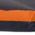 Nahaufnahme eines orange-schwarzen Stoffmaterials, möglicherweise Teil eines Produkts wie einer Decke oder eines Kissens.